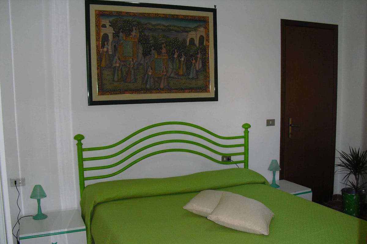 1 bedroom, Egyptian cotton sheets, premium bedding, down duvets