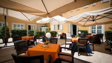 Minibar, coffres-forts dans les chambres, bureau, chambres insonorisées