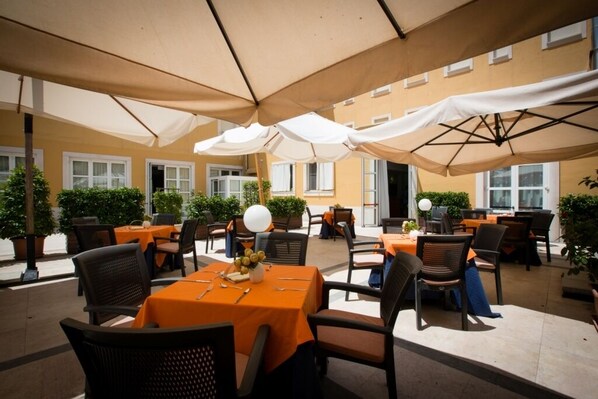 Minibar, in-room safe, desk, soundproofing - Hotel San Domenico al Piano (Matera)