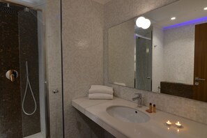 Hair dryer, slippers, bidet, towels - Hotel San Domenico al Piano (Matera)