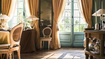 Petit déjeuner complet (25 EUR par personne)