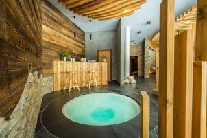 Bañera de hidromasaje cubierta