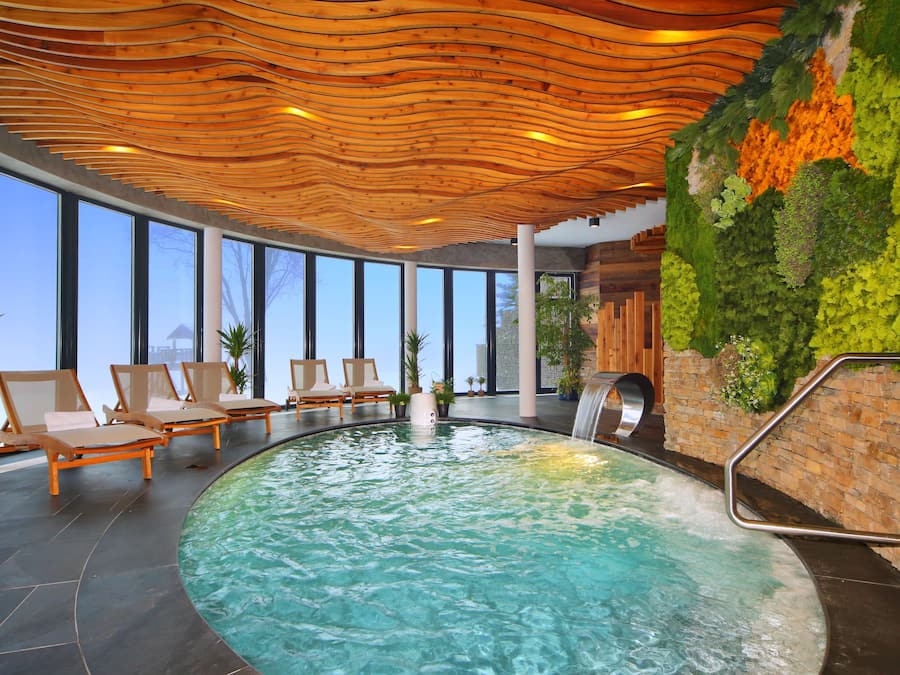 Inomhuspool och solstolar