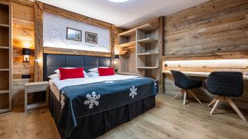 Ein Schlafzimmer mit einem großen Bett, Holzwänden und einem Oberlicht.