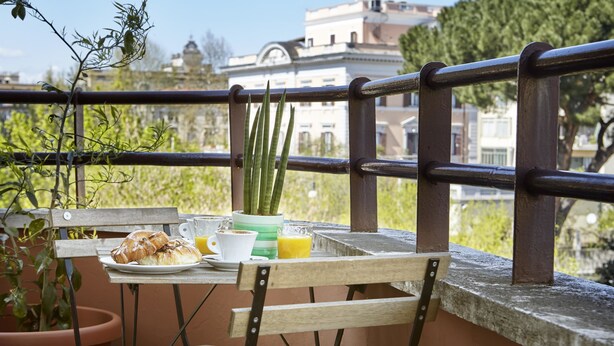 Triple Room | Outdoor dining - 21 Aprile House (Rome)