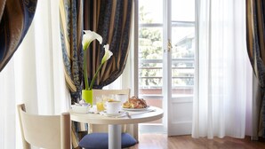 Triple Room | In-room dining - 21 Aprile House (Rome)