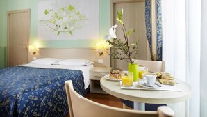 Double or Twin Room | In-room dining - 21 Aprile House (Rome)