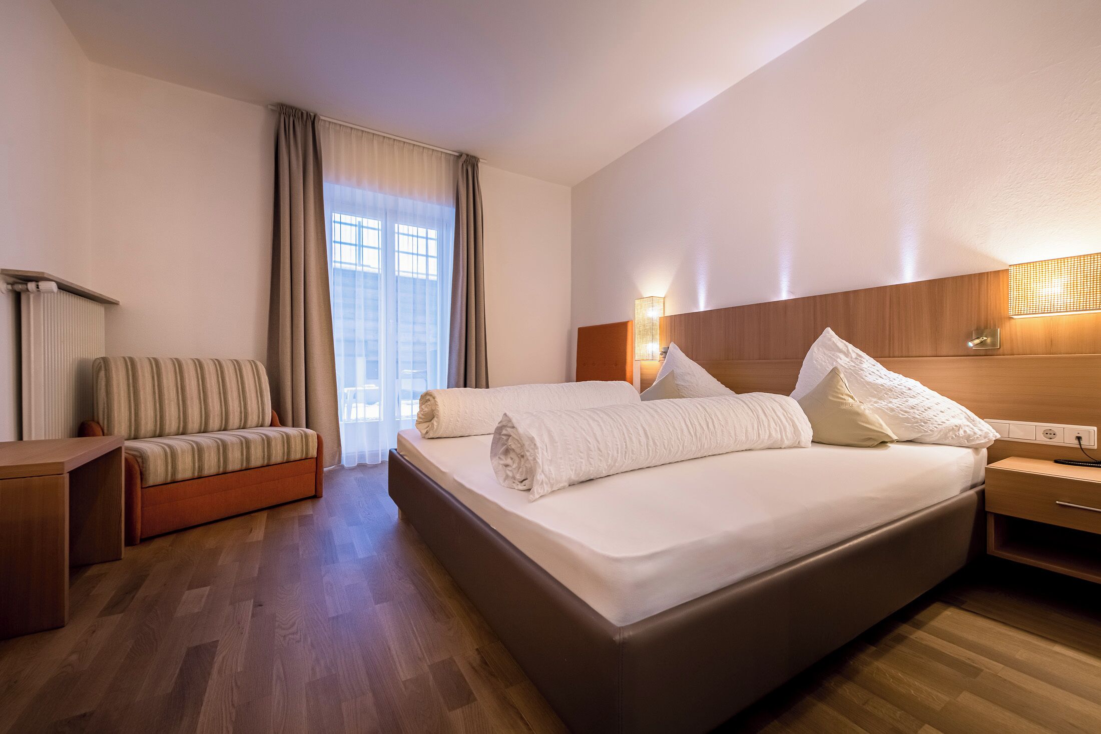 comfort double room | in-room safe, individually decorated, individually furnished, desk