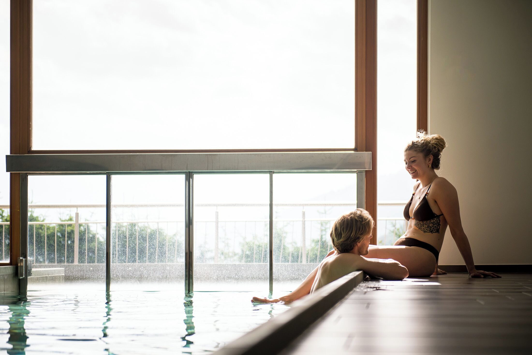 Una piscina techada, una piscina al aire libre