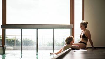 Una piscina techada, una piscina al aire libre