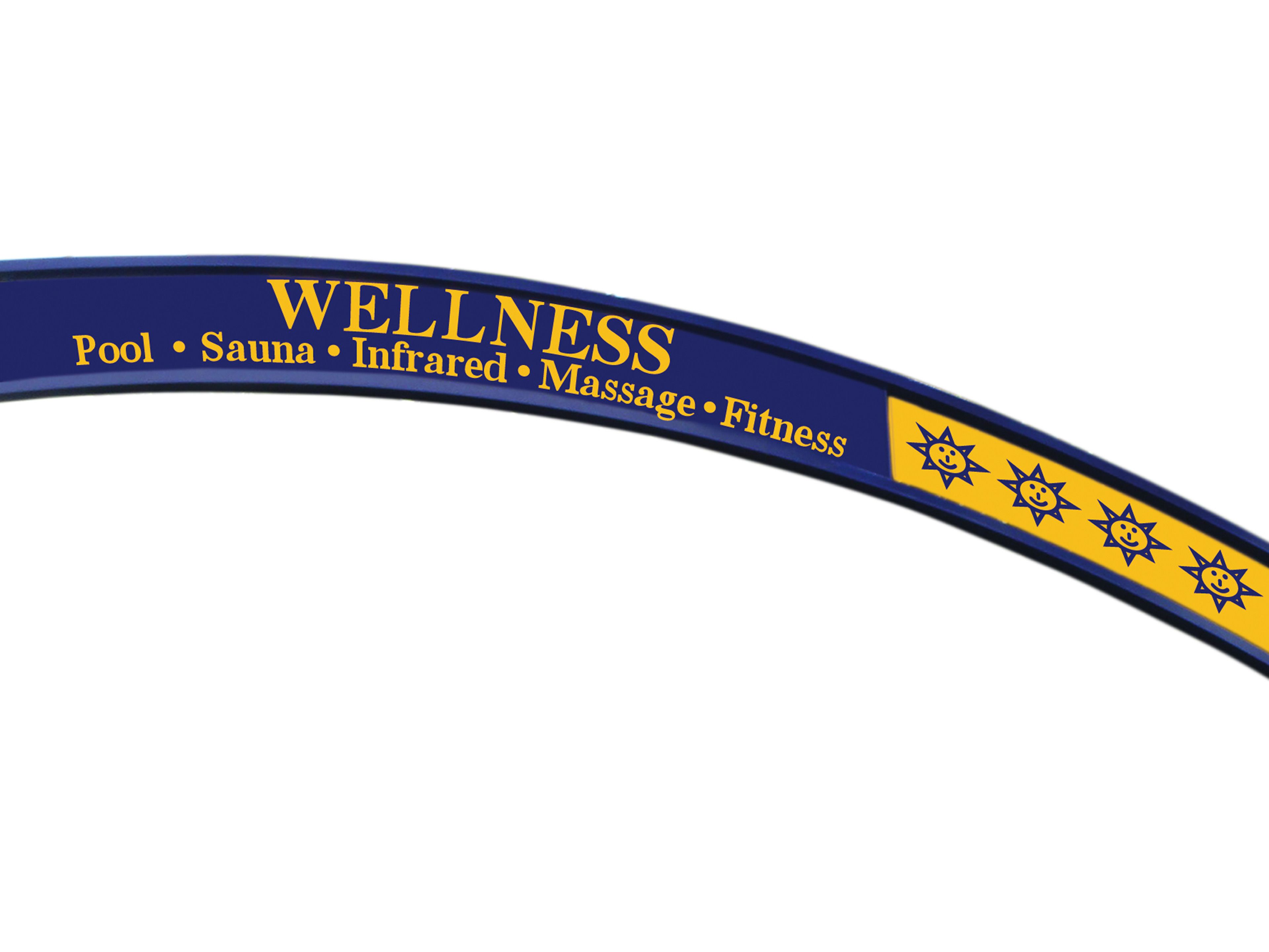 Ein gebogenes Schild mit dem Wort "WELLNESS" und aufgeführten Leistungen: Schwimmbad, Sauna, Infrarot, Massage, Fitness.