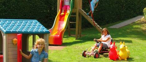 Tempat bermain anak - outdoor