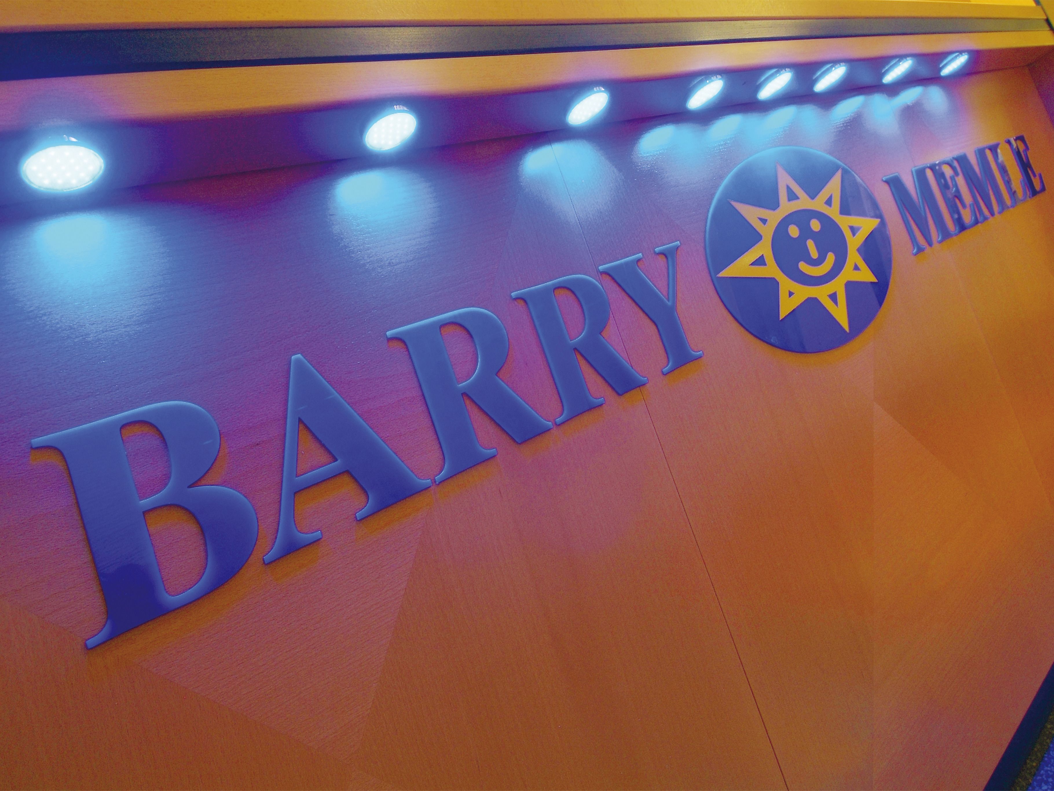 Une enseigne portant le nom « BARRY MEME » et un logo.