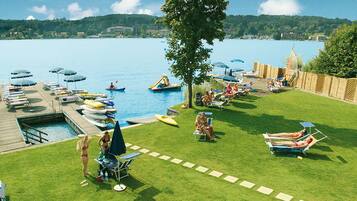 Spiaggia privata, sabbia scura, cabine da spiaggia gratuite