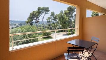 Ropa de cama de alta calidad, escritorio y sistema de insonorización