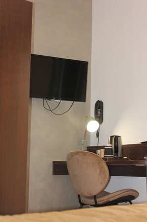 Standard Double Room | Living area | LCD TV - The Originals City, Hôtel Côté Sud (Allauch)