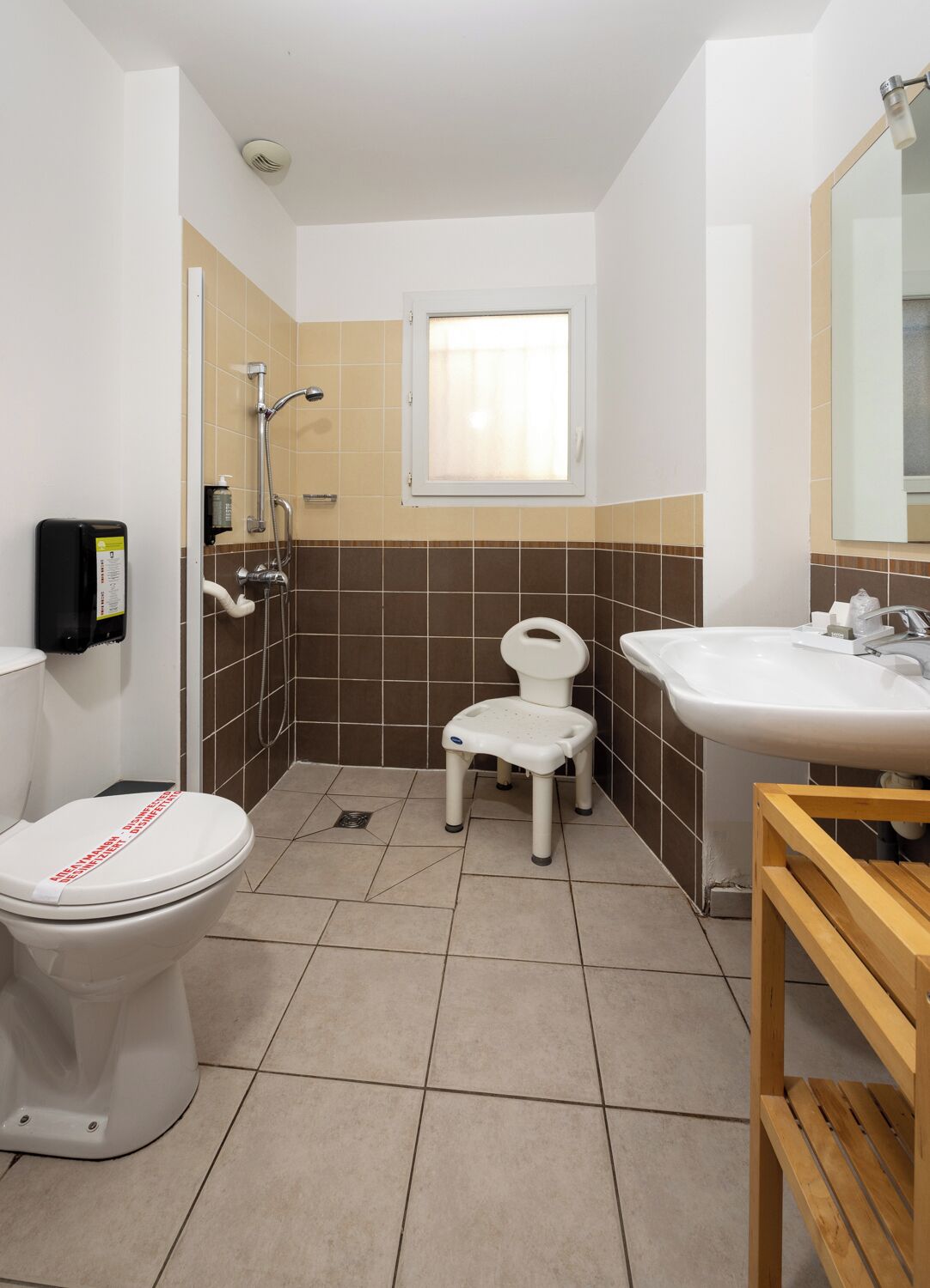 comfort double room, accessible | bathroom | combined shower/bathtub, free toiletries, hair dryer, towels