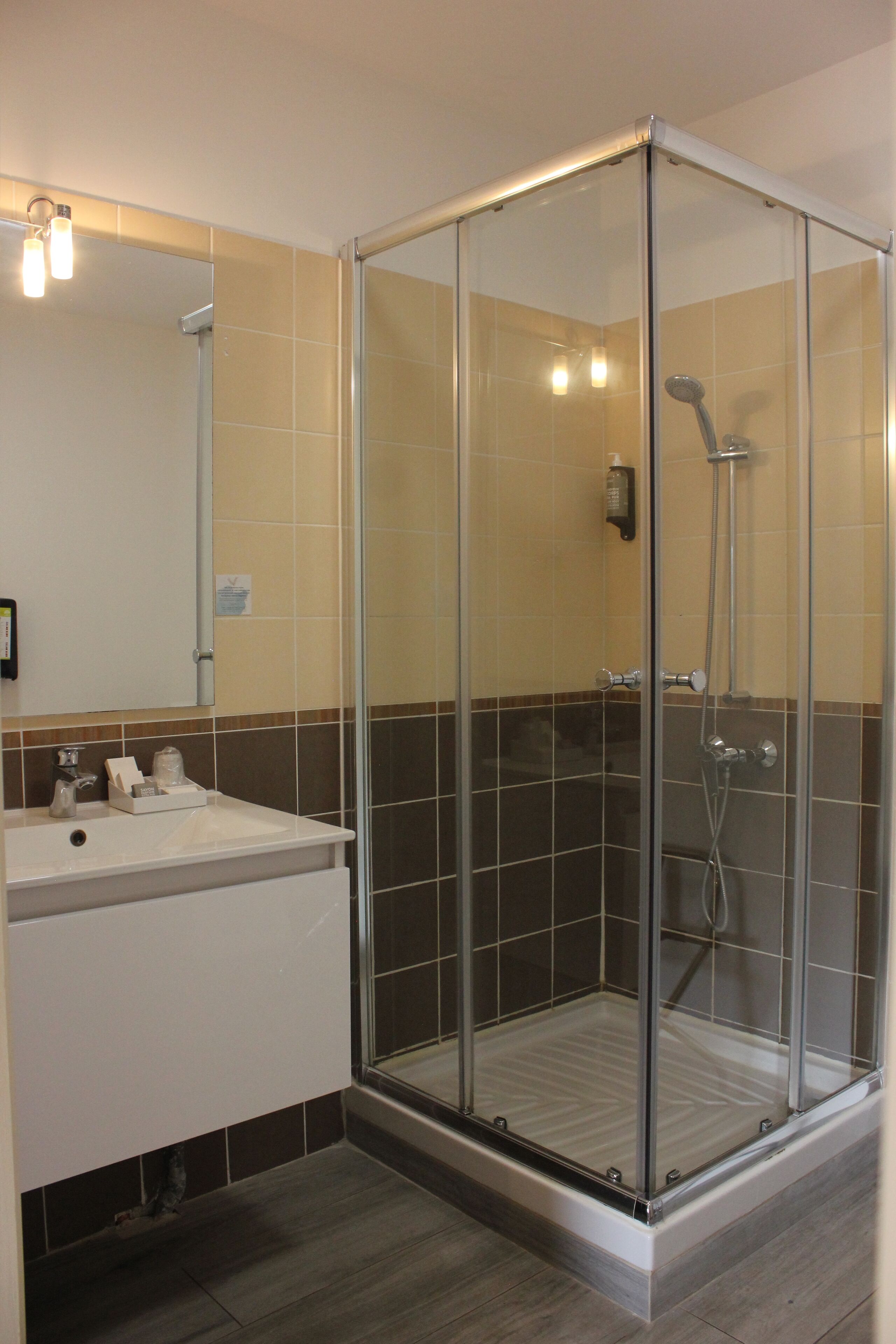 standard double room | bathroom | combined shower/bathtub, free toiletries, hair dryer, towels