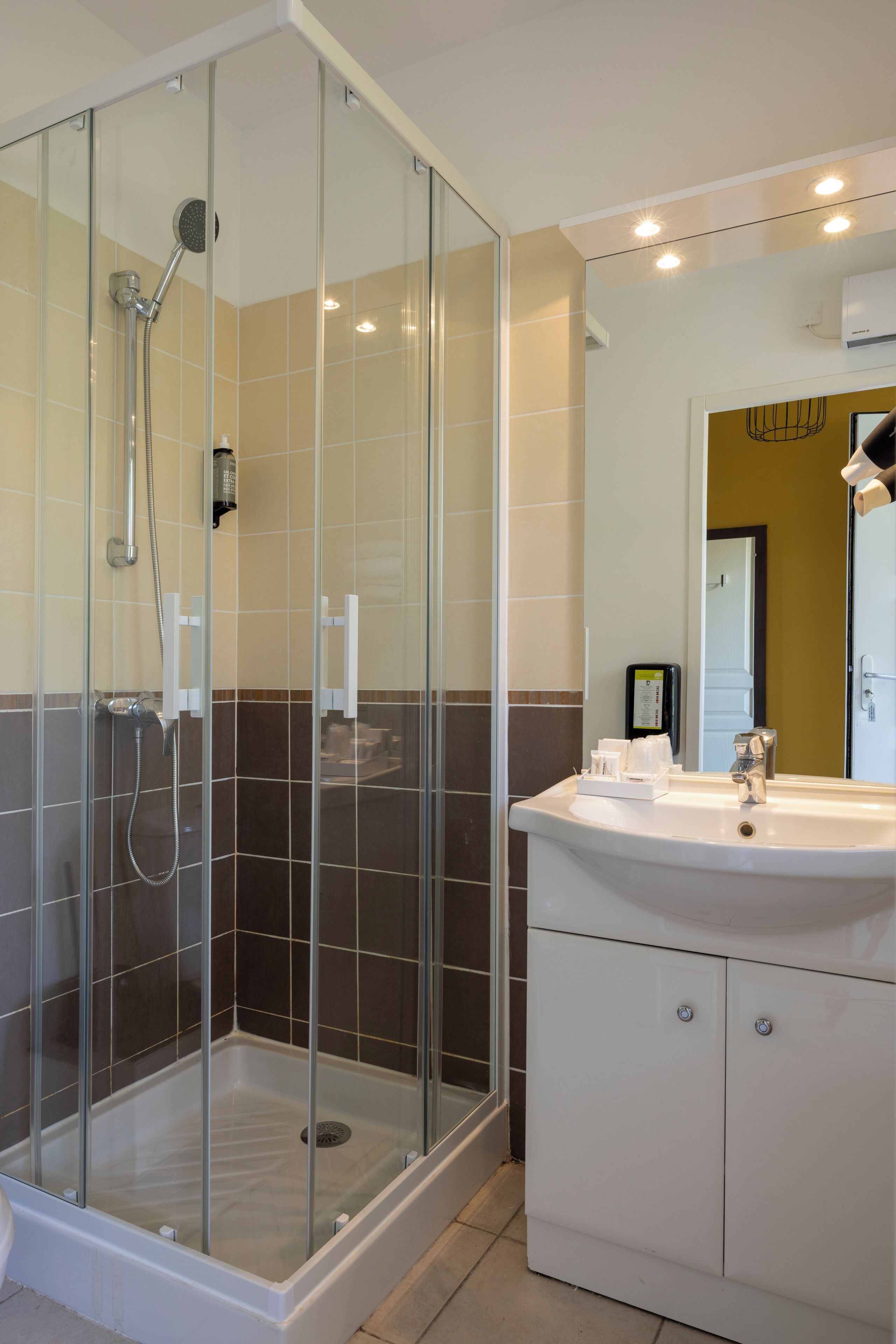 family quadruple room | bathroom | combined shower/bathtub, free toiletries, hair dryer, towels