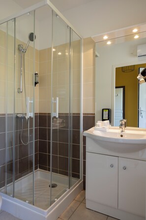 Family Quadruple Room | Bathroom