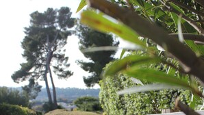 A sign indicating 'Chambres Standard 6-10' with a view of a landscaped area and trees in the background.