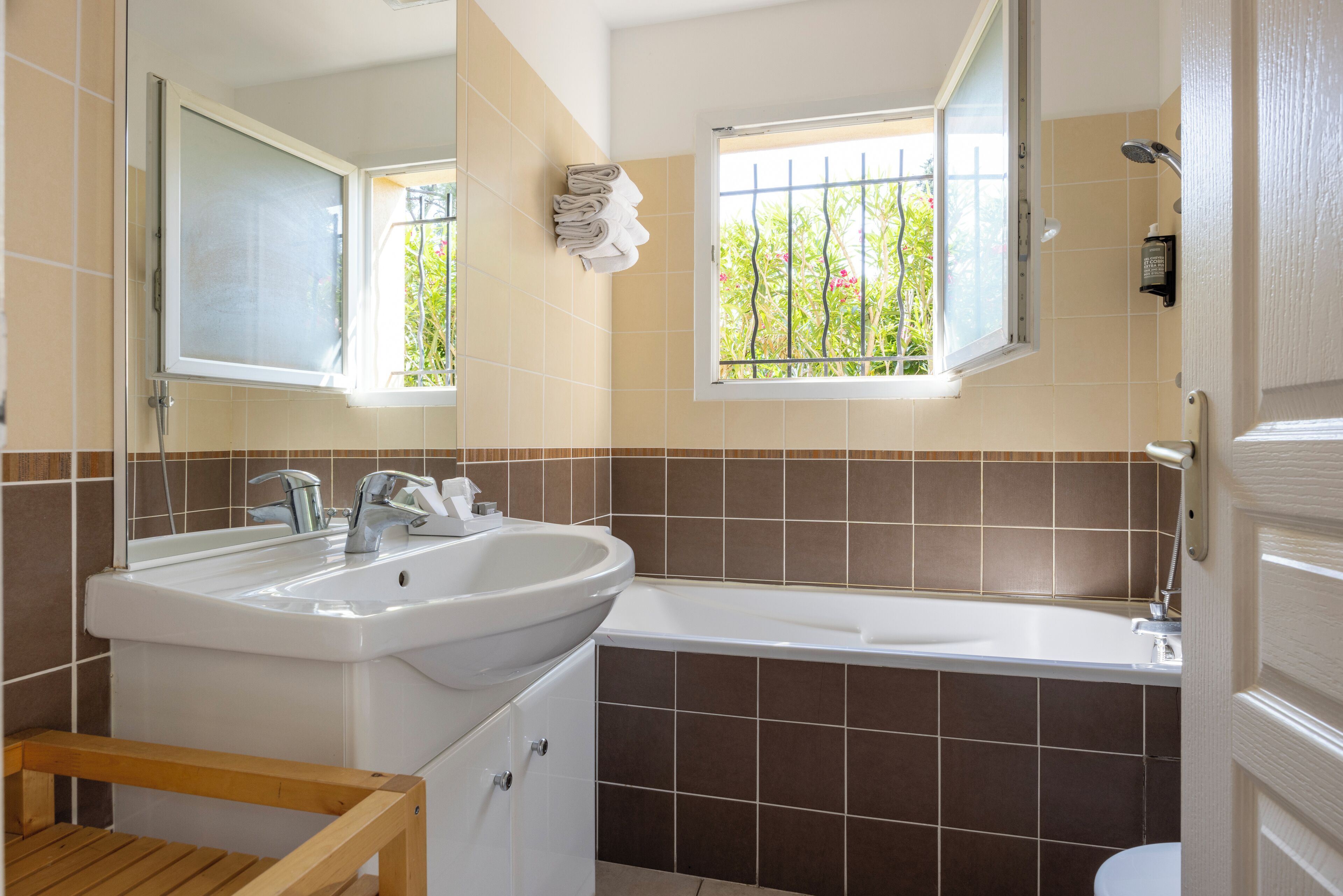 combined shower/bathtub, free toiletries, hair dryer, towels