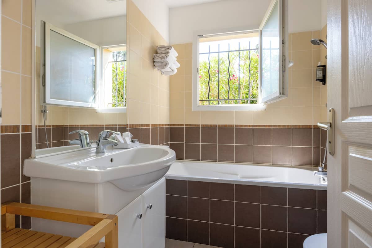 combined shower/bathtub, free toiletries, hair dryer, towels