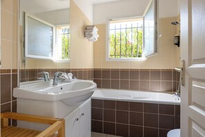 Combined shower/bathtub, free toiletries, hair dryer, towels - The Originals City, Hôtel Côté Sud (Allauch)