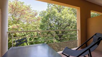 Dobbeltrom – comfort, balkong | Sengetøy av topp kvalitet, skrivebord, lydisolert og strykejern/-brett