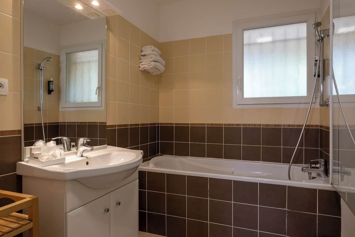 family quadruple room | bathroom | combined shower/bathtub, free toiletries, hair dryer, towels