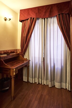 Chambre, 1 grand lit | Minibar, coffres-forts dans les chambres, lits pliants/supplémentaires