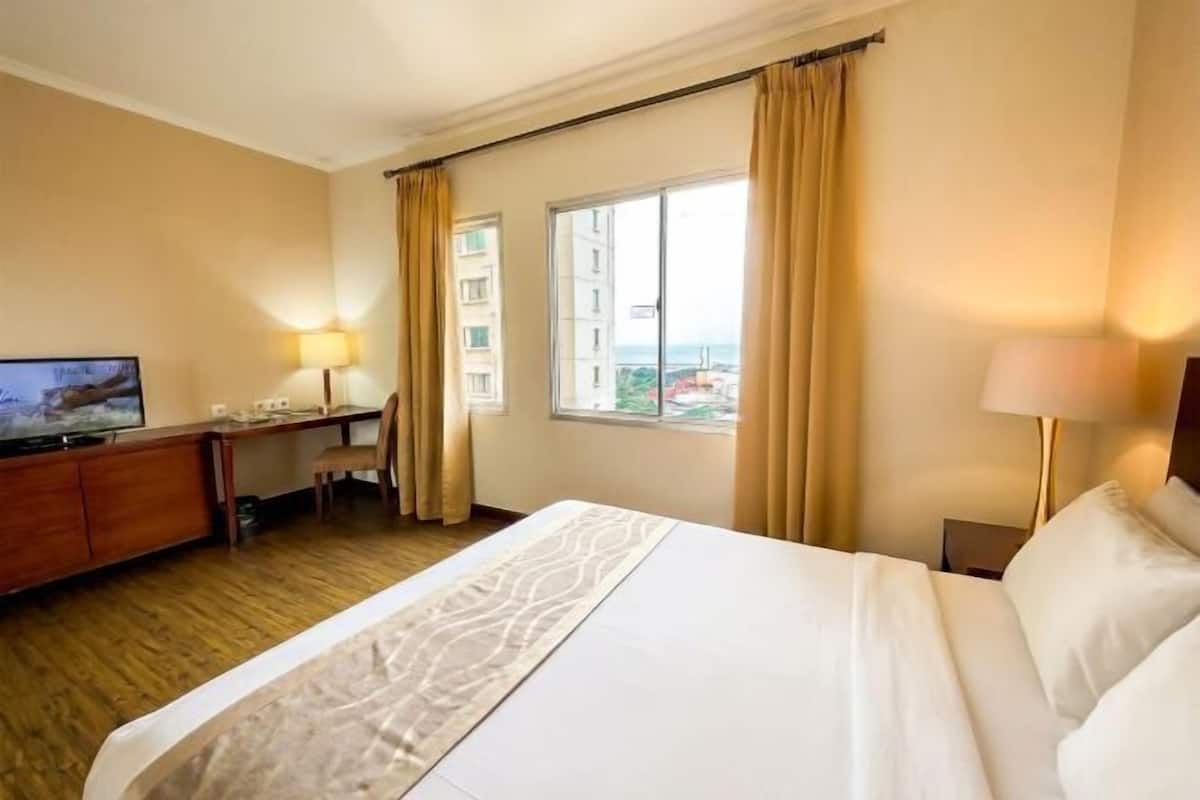 Minibar, in-room safe, desk, iron/ironing board