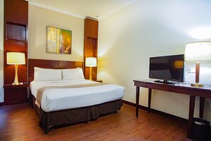 Deluxe Family Suite | Minibar, caja de seguridad en la habitación y escritorio 