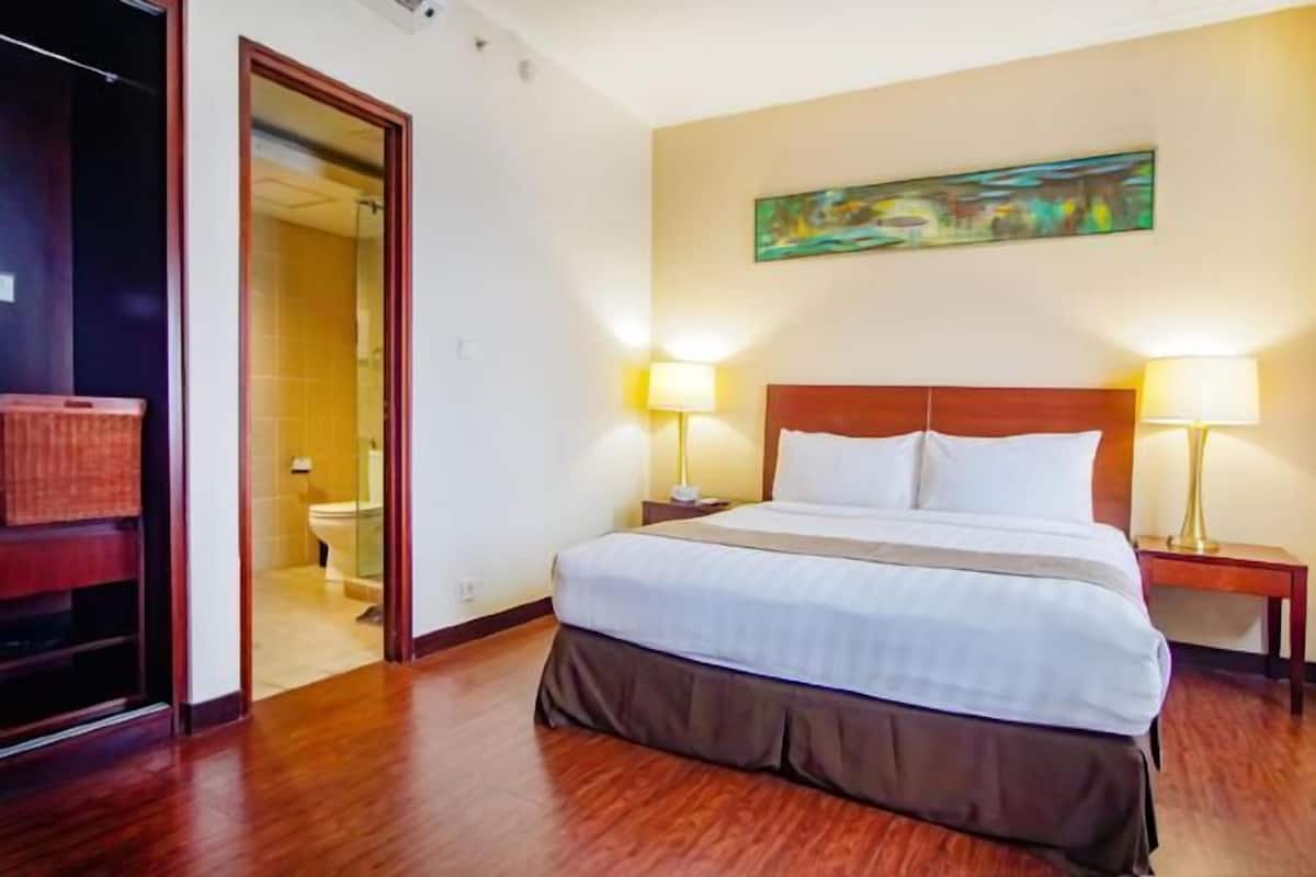 Minibar, in-room safe, desk, iron/ironing board