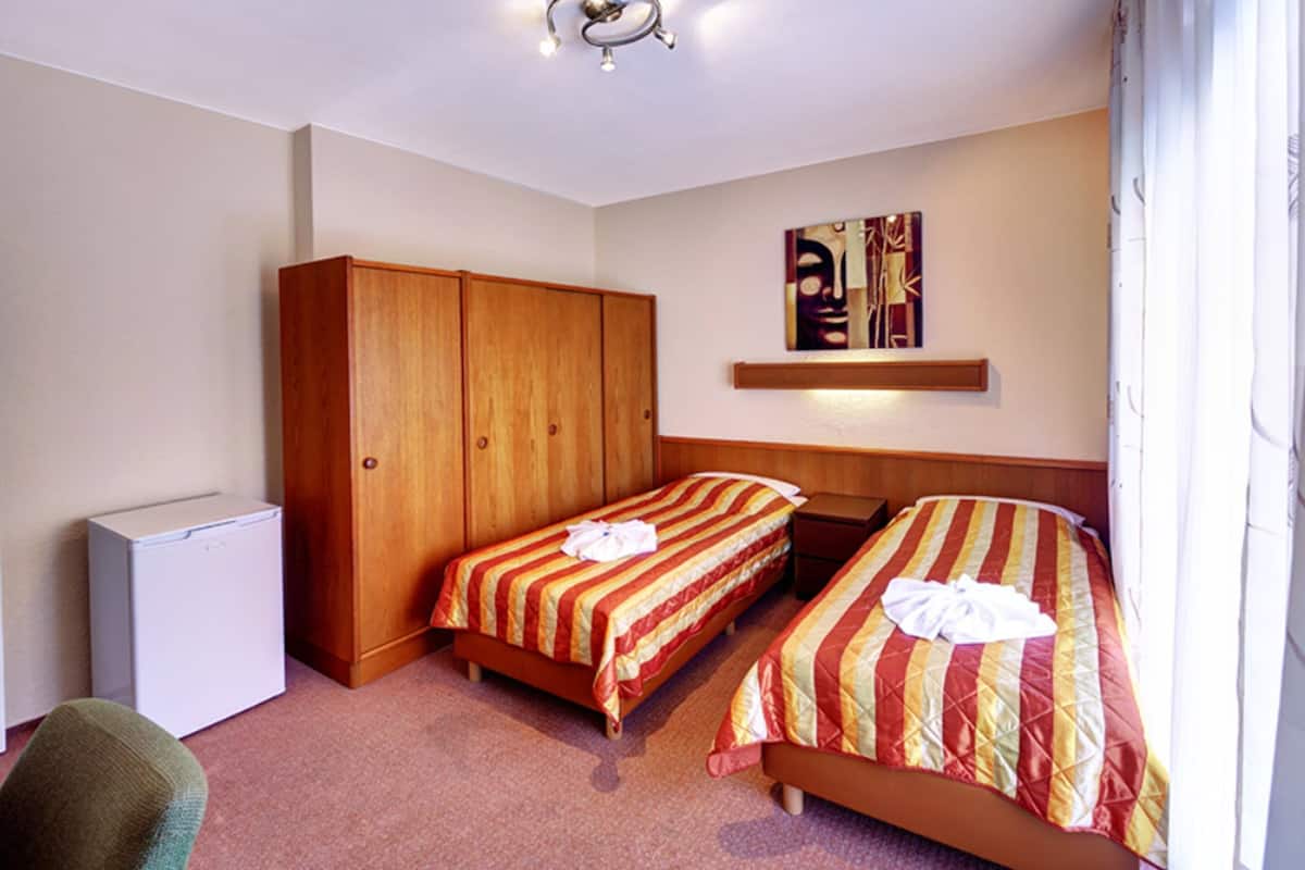 Kamar Standar, 2 Tempat Tidur Twin | Brankas, Wi-Fi gratis, dan seprai linen