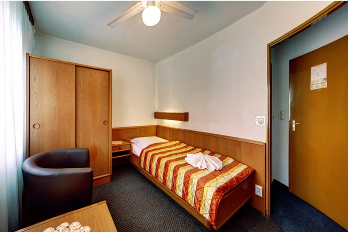 Kamar Single | Brankas, Wi-Fi gratis, dan seprai linen
