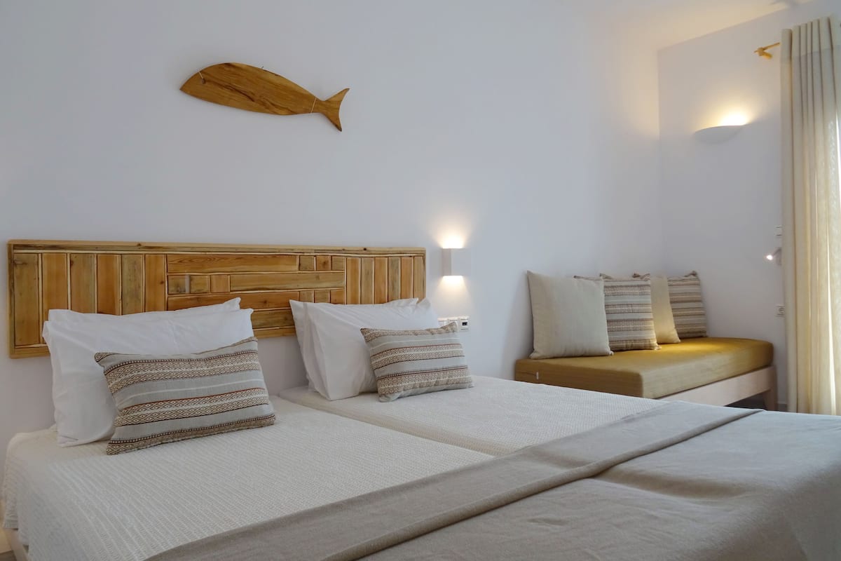 quadruple room, garden view | in-room safe, individually decorated, individually furnished, desk