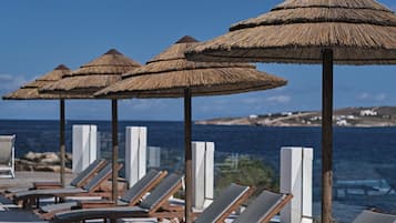 Piscina externa sazonal, guarda-sóis, espreguiçadeiras