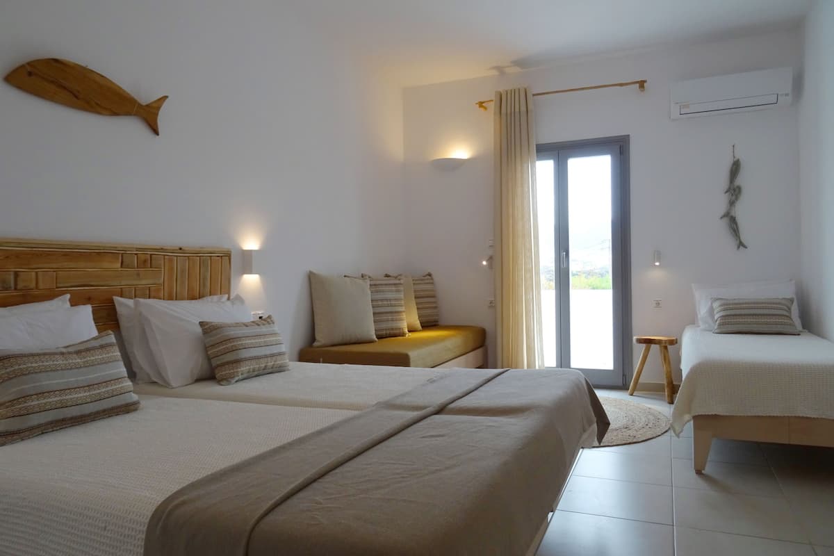 quadruple room, garden view | in-room safe, individually decorated, individually furnished, desk