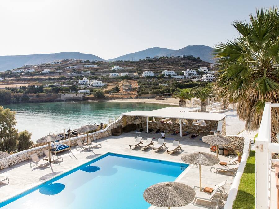 En säsongsöppen utomhuspool, parasoller och solstolar