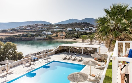 Seasonal outdoor pool, pool umbrellas, sun loungers. Paros Bay Hotel
