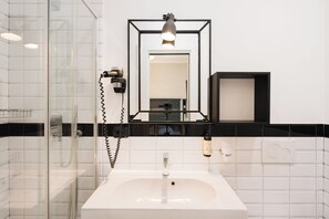 Shower, rainfall showerhead, eco-friendly toiletries, hair dryer - Deseo Home (Rome)