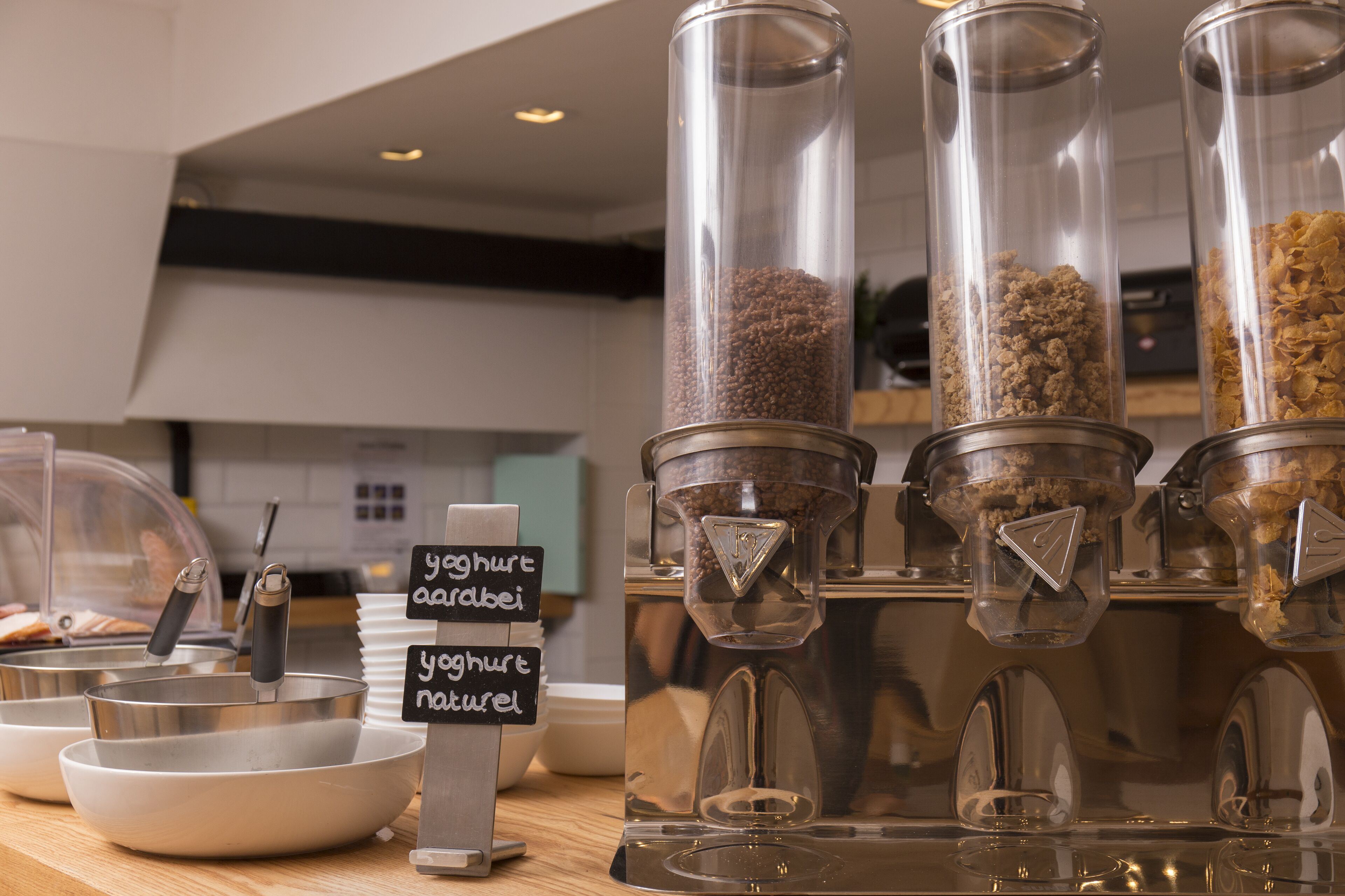 Un comptoir de petit-déjeuner avec des pots de yaourt étiquetés « yaourt Ayrabey » et « yaourt nature ».