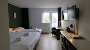 Triple Room | Desk, iron/ironing board, free WiFi, bed sheets
