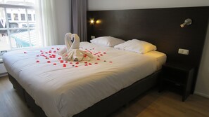 Habitación doble urbana | Escritorio, tabla de planchar con plancha, wifi gratis y ropa de cama 