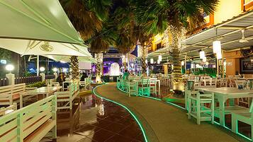 Breakfast, lunch, dinner served; Thai cuisine