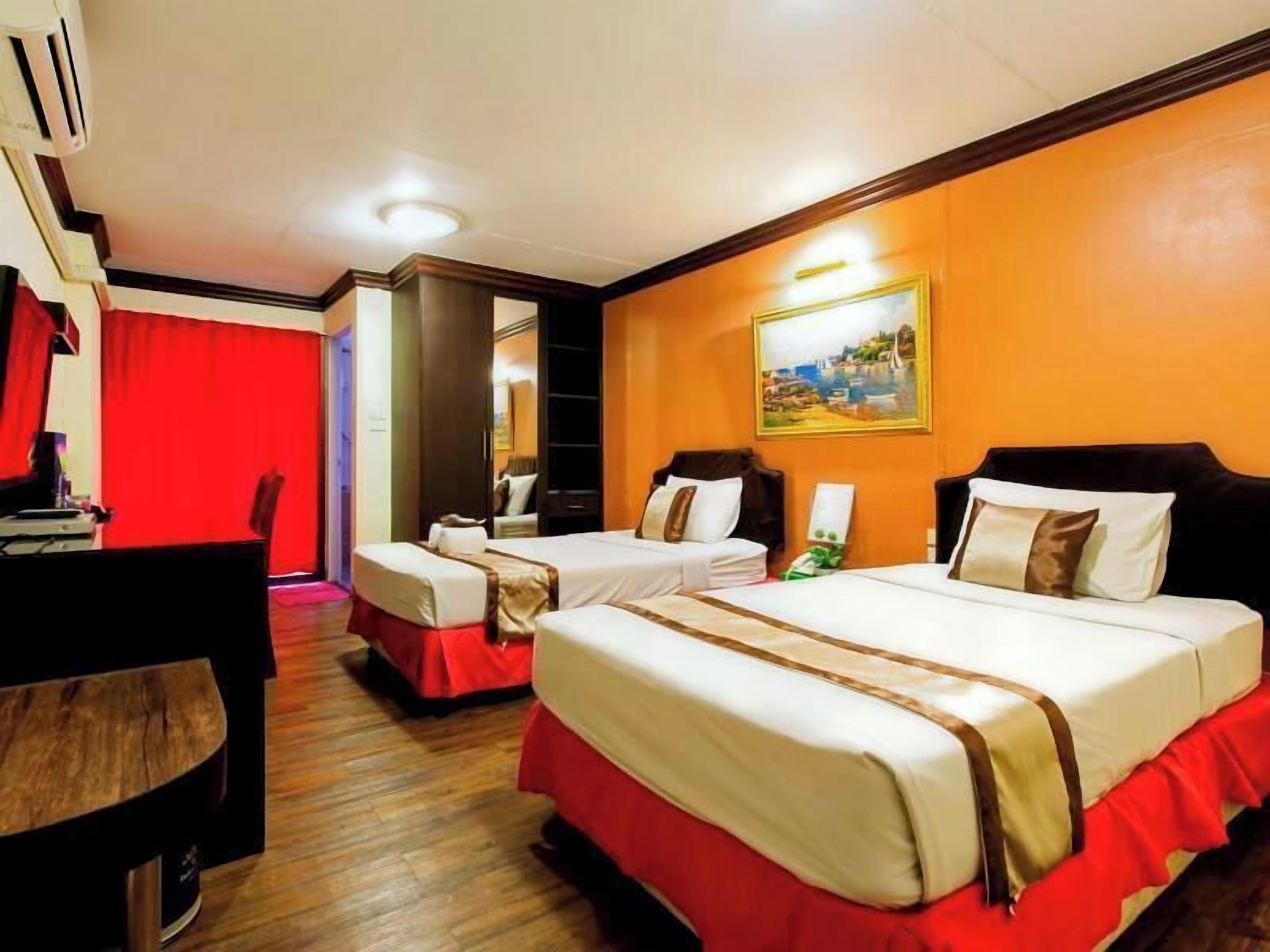 Minibar, in-room safe, desk, free WiFi