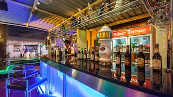Bar (trong khuôn viên)