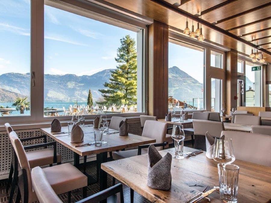 Lunch and dinner served, international cuisine