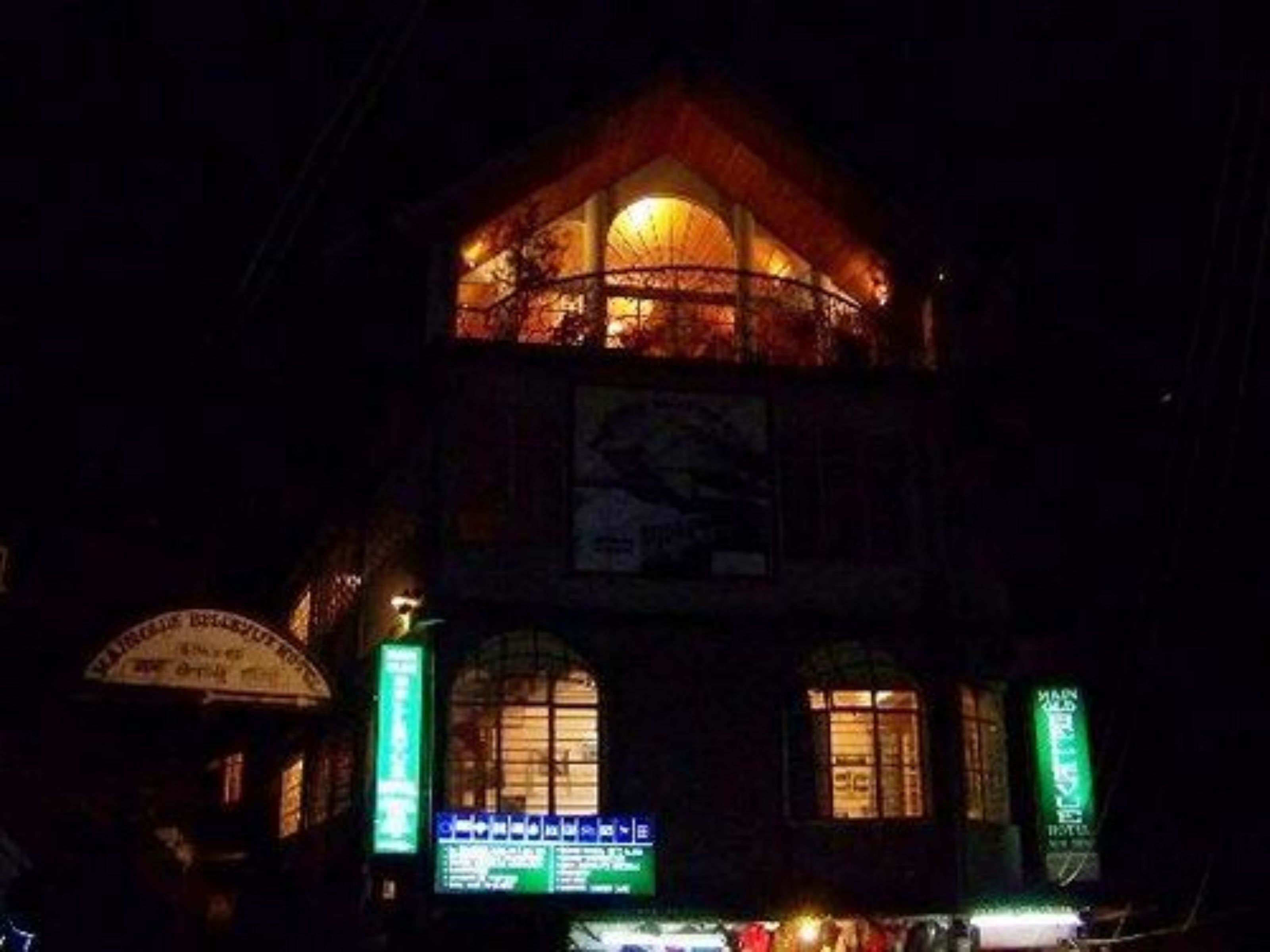 Fassade der Unterkunft – Abend/Nacht